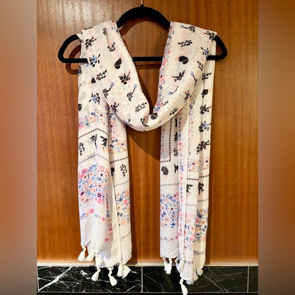 2/$20 - Jimmy Key Floral Tassel Scarf β New with Tags - Picture 2 of 9